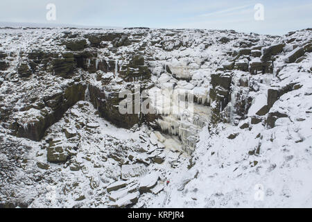 Kinder chute dans des conditions d'hiver gelé Banque D'Images