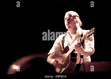 Le groupe de rock anglais Arctic Monkeys effectue un concert live à l'étape Orange à Roskilde Festival 2014. Ici le guitariste Jamie Robert Cook est représenté sur scène. Danemark 05/07 2014. Banque D'Images