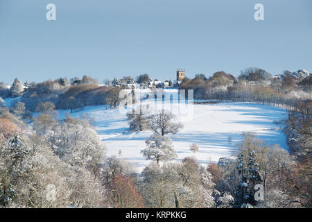 Stow on the Wold en haut de la colline et campagne environnante dans la neige de décembre. Stow on the Wold, Cotswolds, Gloucestershire, Angleterre Banque D'Images