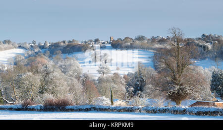 Stow on the Wold en haut de la colline et campagne environnante dans la neige de décembre. Stow on the Wold, Cotswolds, Gloucestershire, Angleterre. Vue panoramique Banque D'Images