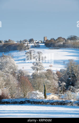 Stow on the Wold en haut de la colline et campagne environnante dans la neige de décembre. Stow on the Wold, Cotswolds, Gloucestershire, Angleterre Banque D'Images