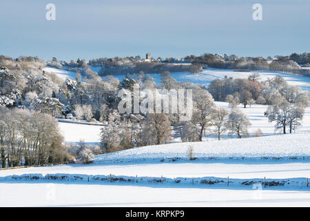 Stow on the Wold en haut de la colline et campagne environnante dans la neige de décembre. Stow on the Wold, Cotswolds, Gloucestershire, Angleterre Banque D'Images