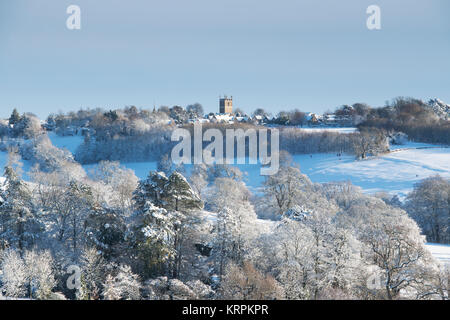 Stow on the Wold en haut de la colline et campagne environnante dans la neige de décembre. Stow on the Wold, Cotswolds, Gloucestershire, Angleterre Banque D'Images