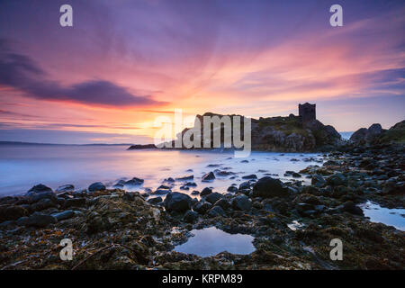 Lever de soleil sur l'Kinbane pointe et du château et le nord Côte d'Antrim, Irlande du Nord, Royaume-Uni. Banque D'Images