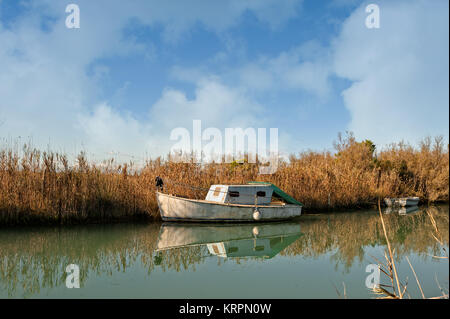 Vieux bateaux de pêche amarré le long du canal. Banque D'Images