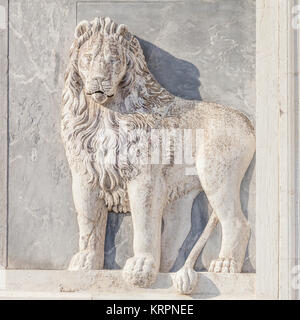 Lion en marbre sur la façade de l'église Banque D'Images