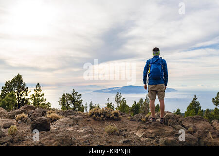 Célébrer le coucher du soleil à l'homme à vue dans les montagnes. Trail Runner, randonneur ou alpiniste atteint haut de la montagne, profiter du paysage d'inspiration sur rocky Banque D'Images