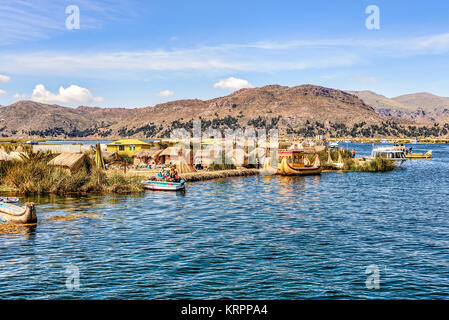 Îles flottantes faites de roseaux sur le lac Titicaca sous un ciel bleu avec quelques nuages blancs Banque D'Images