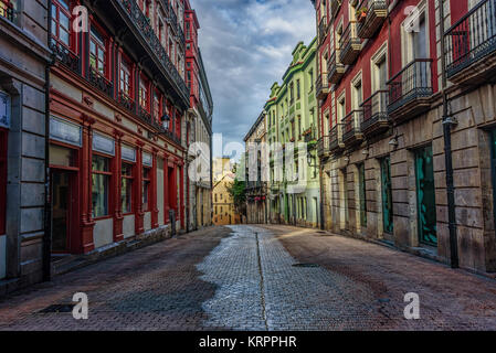 La rue vide avec de vieux bâtiments colorés au petit matin sous ciel nuageux Banque D'Images