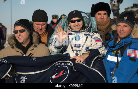 La Station spatiale internationale de la NASA le premier membre de l'équipage Expedition 53 L'astronaute américain Randy Bresnik est effectué à la tente médicale après l'atterrissage de l'engin spatial Soyouz MS-05, 14 décembre 2017 près de Zhezkazgan, au Kazakhstan. Banque D'Images