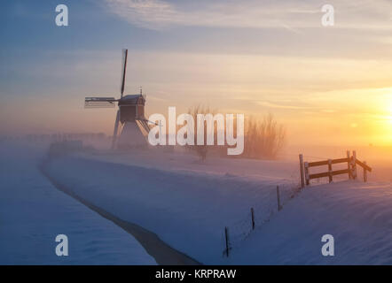 Oud-Alblas Wingerdse près de l'usine dans la région de l'Alblasserwaard hollandais dans un paysage hivernal et misty Banque D'Images