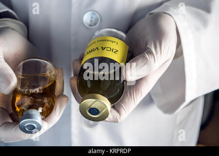 Médecin est titulaire d'un flacon échantillon de Zika virus dans un hôpital. Conceptual image Banque D'Images