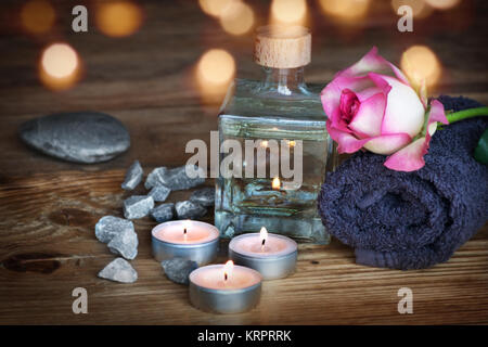 Encore la vie sur un Spa table en bois avec une serviette violette et bokeh Banque D'Images