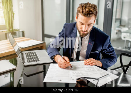 Gestionnaire d'impôt au bureau de travail Banque D'Images