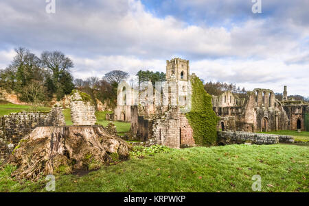 RIPON, UK - Décembre 03, 2017 :. Les ruines de l'abbaye de Fountains sur un matin d'automne, vue de l'autre côté de la rivière skell 03 décembre 2017, près de Banque D'Images