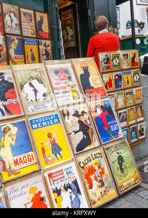 PARIS, FRANCE - Le 6 juin 2012 : affiches parisien traditionnel à un décrochage de la chaussée à Montmartre à Paris. Banque D'Images