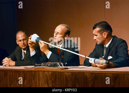 Manned Spacecraft Center de la NASA, Directeur adjoint George Low (à gauche), et Gemini 11 astronautes de l'équipage de la mission premier vol spatial Charles Pete Conrad Jr. et Richard Gordon Jr. discuter la cible Agena sangle d'un véhicule au Centre spatial Johnson Manned Spacecraft Center Building 1 Auditorium le 26 septembre 1966 à Houston, Texas. Banque D'Images