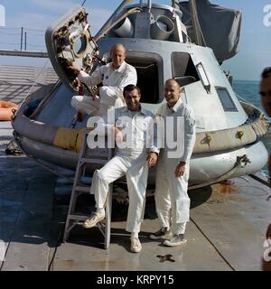 9 Apollo de la NASA mission orbitale lunaire de l'équipage de sauvegarde des astronautes américains Charles Pete Conrad Jr. (à gauche), Richard Gordon Jr., et Alan Bean se tenir sur le pont du module de commande Apollo formateur avant l'évacuation de l'eau 5 Novembre 1968 Formation dans le golfe du Mexique. Banque D'Images