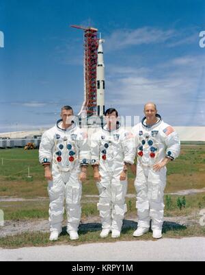 NASA Apollo 10 en orbite lunaire mission premier équipage les astronautes (L-R) Gene Cernan, John Young, Thomas Stafford et de poser dans les scaphandres au cours de formation pré-vol au Centre spatial Kennedy le 13 mai 1969 à Merritt Island, en Floride. Banque D'Images