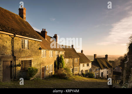 Gold Hill, Shaftesbury, baigné de soleil d'hiver. Banque D'Images