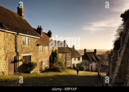 Gold Hill, Shaftesbury, baigné de soleil d'hiver. Banque D'Images