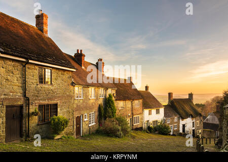 Gold Hill, Shaftesbury, baigné de soleil d'hiver. Banque D'Images