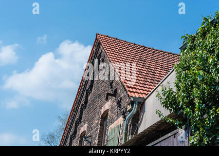 Historisches Haus mit gemauerten eingeschnitten Giebel aus Ziegelstein in Deutschland. Banque D'Images