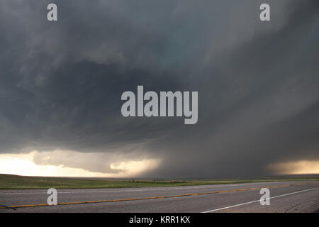 Un violent orage supercellulaires glisse sur les hautes plaines de l'est du Colorado au printemps. Banque D'Images