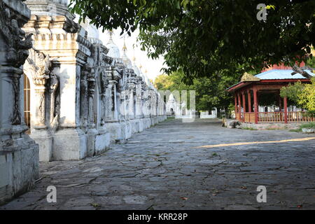 La Pagode Kuthodaw est reconnu par l'UNESCO comme le plus grand livre au monde et se compose de 729 Tablettes en marbre inscrit avec script Pali. Banque D'Images