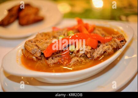 Délicieux et traditionnel plaqué ropa vieja stew, une cuisine cubaine dans un café/restaurant dans la Calle Ocho, Little Havana à Miami, Floride, USA. Banque D'Images