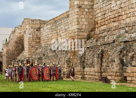 Merida, Espagne - 27 septembre 2014 : plusieurs personnes habillées en costumes de légionnaires romains au premier siècle, impliqués dans reconstitution historique. Banque D'Images