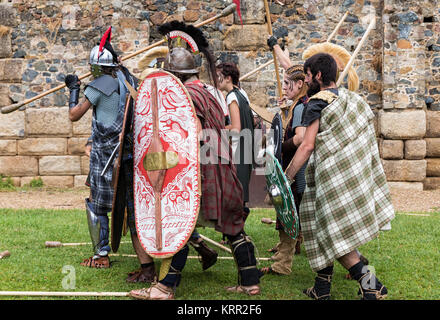 Mérida, Espagne - 27 septembre 2014 : plusieurs personnes habillées en costume de guerrier celtique antique au premier siècle, participe à la recherche historique Banque D'Images