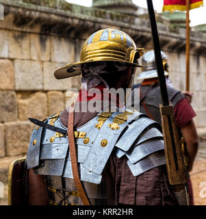 Mérida, Espagne - 27 septembre 2014 : Les gens vêtus de costumes de légionnaires romains au premier siècle, impliqués dans reconstitution historique. Ce hol Banque D'Images