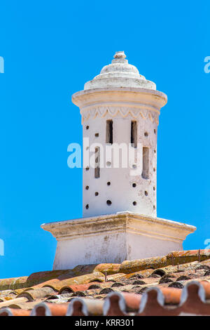 Élégant blanc cheminée sur toiture avec ciel bleu Banque D'Images