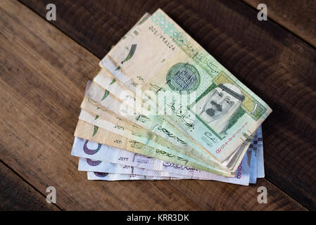 Billets de banque en riyals saoudiens de l'argent sur la table en bois concept financiers et monétaires. Banque D'Images