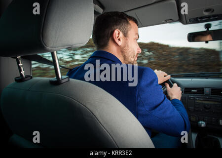 La conduite d'une voiture - beau jeune homme conduisant sa voiture rapide (shallow DOF (tons de couleur libre motion image floue) Banque D'Images