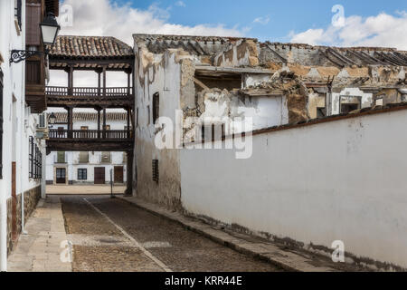 Rue près de la place principale de Tembleque. Toledo. L'Espagne. Banque D'Images