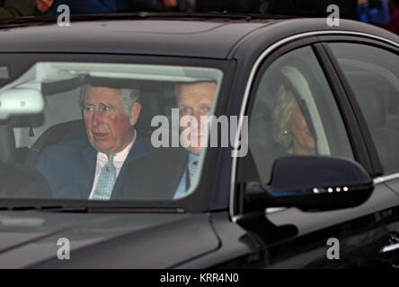 Le Prince de Galles et la duchesse de Cornouailles (tous deux assis à l'arrière), en arrivant pour la reine le déjeuner de Noël au palais de Buckingham, à Londres. Banque D'Images