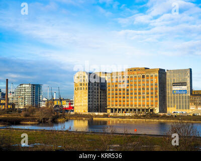 Les objectifs du Millénaire pour Mills est une ancienne tour du 20e siècle minoterie à West Silvertown sur le côté sud de la Royal Victoria Dock - Londres, Angleterre Banque D'Images