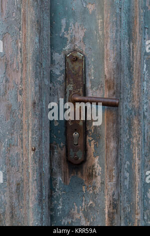 Old vintage metal poignée de porte ancienne portes en bois bleu. Poignée de porte rouillée Banque D'Images