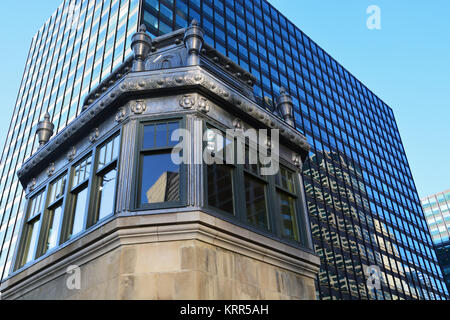 L'Adams Street Bridge a été ouverte sur la rivière Chicago en août 1927 et comprend deux maisons du pont. Banque D'Images