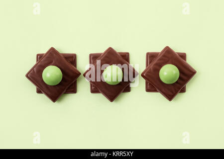 Chocolat menthe disposés en ligne Banque D'Images