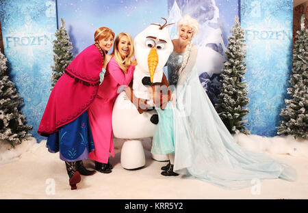 Katie Piper et sa fille a rencontré bien-aimé caractères congelé, Anna, Elsa et l'OLAF, à une séance spéciale à l'occasion de la sortie de la nouvelle mini film Disney's Frozen Olaf Aventure. Le 21-minute featurette de fête sera projeté aux côtés de gelée au cinéma du Canada entre 25th-26th November 2017. © Disney avec : Katie Piper Où : London, Royaume-Uni Quand : 19 novembre 2017 Crédit : Joe Pepler/WENN.com/PinPep Banque D'Images