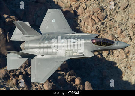 Lockheed Martin F-35A Lightning II Joint Strike Fighter (Stealth Fighter), volant à faible niveau à travers un désert Valley en Californie, USA. Banque D'Images