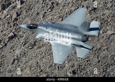 Lockheed Martin F-35A Lightning II Joint Strike Fighter (avion furtif), volant à basse altitude à travers un canyon en Californie, USA. Banque D'Images