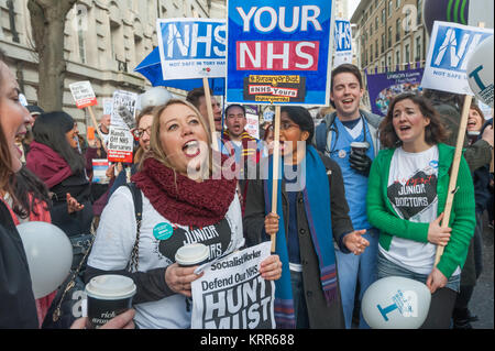 Les médecins portant Vivienne Westwood t-shirts de la campagne dans la Santé nationale Singers effectuer avant le mois de mars pour enregistrer des bourses du NHS. Banque D'Images