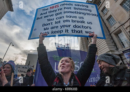 Un médecin peut contenir jusqu'les mots comme la Santé nationale Singers effectuer avant le mois de mars pour enregistrer des bourses du NHS. Banque D'Images