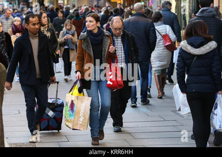 Grande foule de clients dans les magasins de Londres comme Oxford Street, il y a 35 jours d'achats pour Noël. Doté d''atmosphère : où : London, Royaume-Uni Quand : 19 novembre 2017 Source : WENN.com Banque D'Images