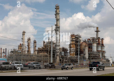 Houston, Texas - la raffinerie LyondellBasell Houston. Les procédés de raffinage du pétrole brut à haute teneur en soufre. Banque D'Images