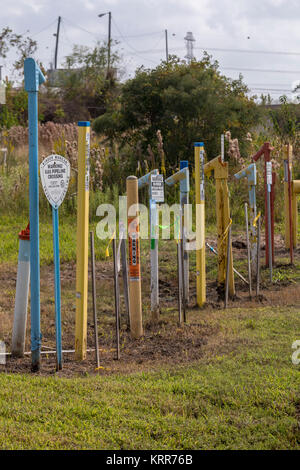 La Porte, Texas - Marqueurs pour canalisations souterraines près de raffineries de pétrole à l'Est de Houston. Banque D'Images